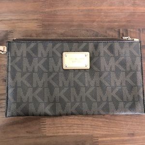 Michael kors wristlet